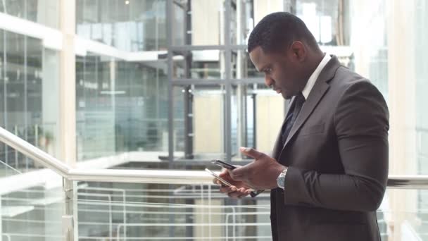 depositphotos_166724086-stock-video-a-black-man-uses-his depositphotos_166724086-stock-video-a-black-man-uses-his